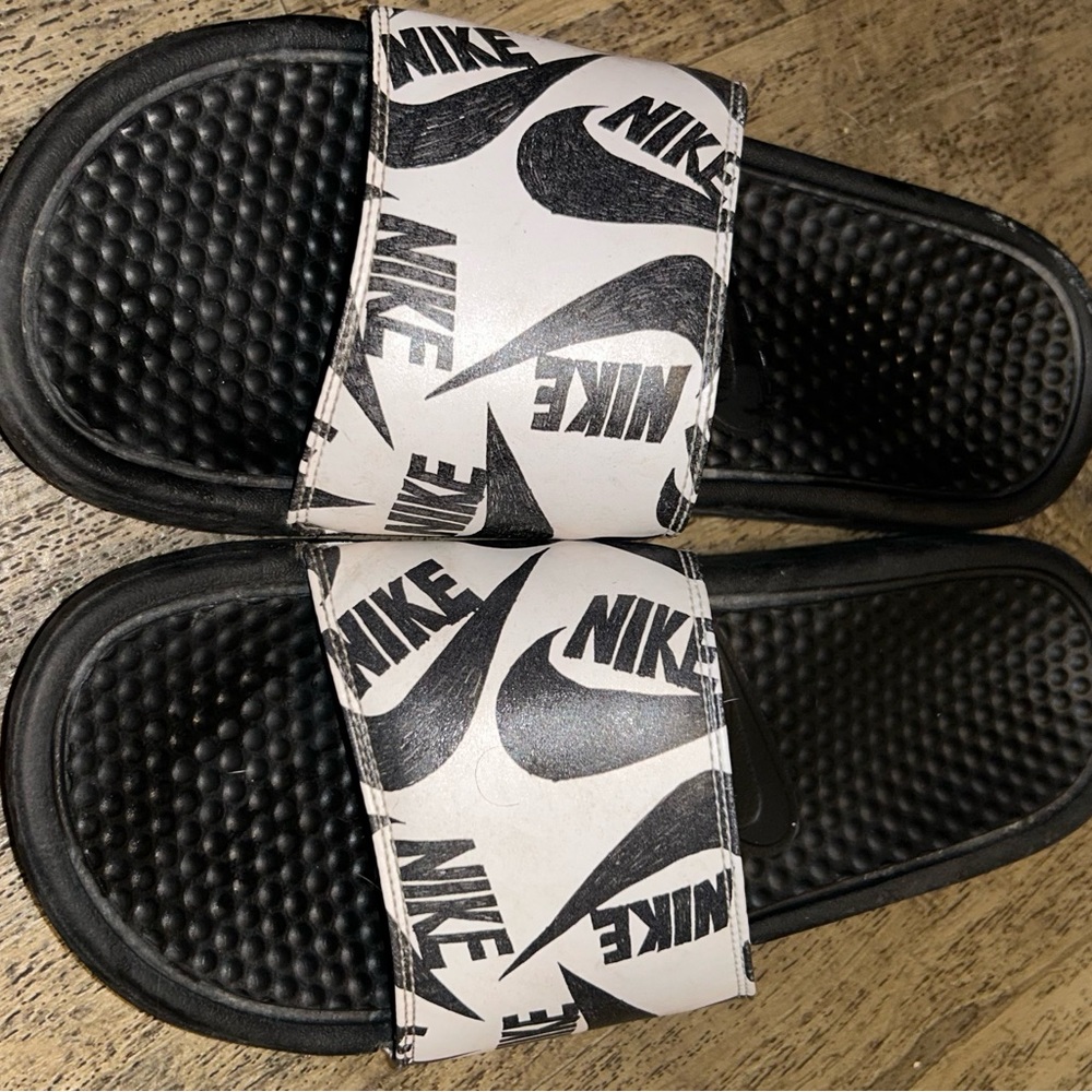 White/Black Nike Slides Size 9 No damage, no creases